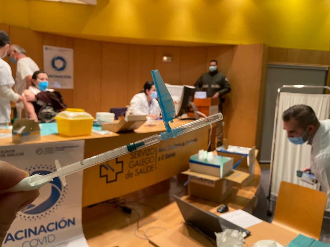 Vacunación de los profesionales que están en relación directa con el covid-19 Vacunación de los profesionales que están en relación directa con el covid-19