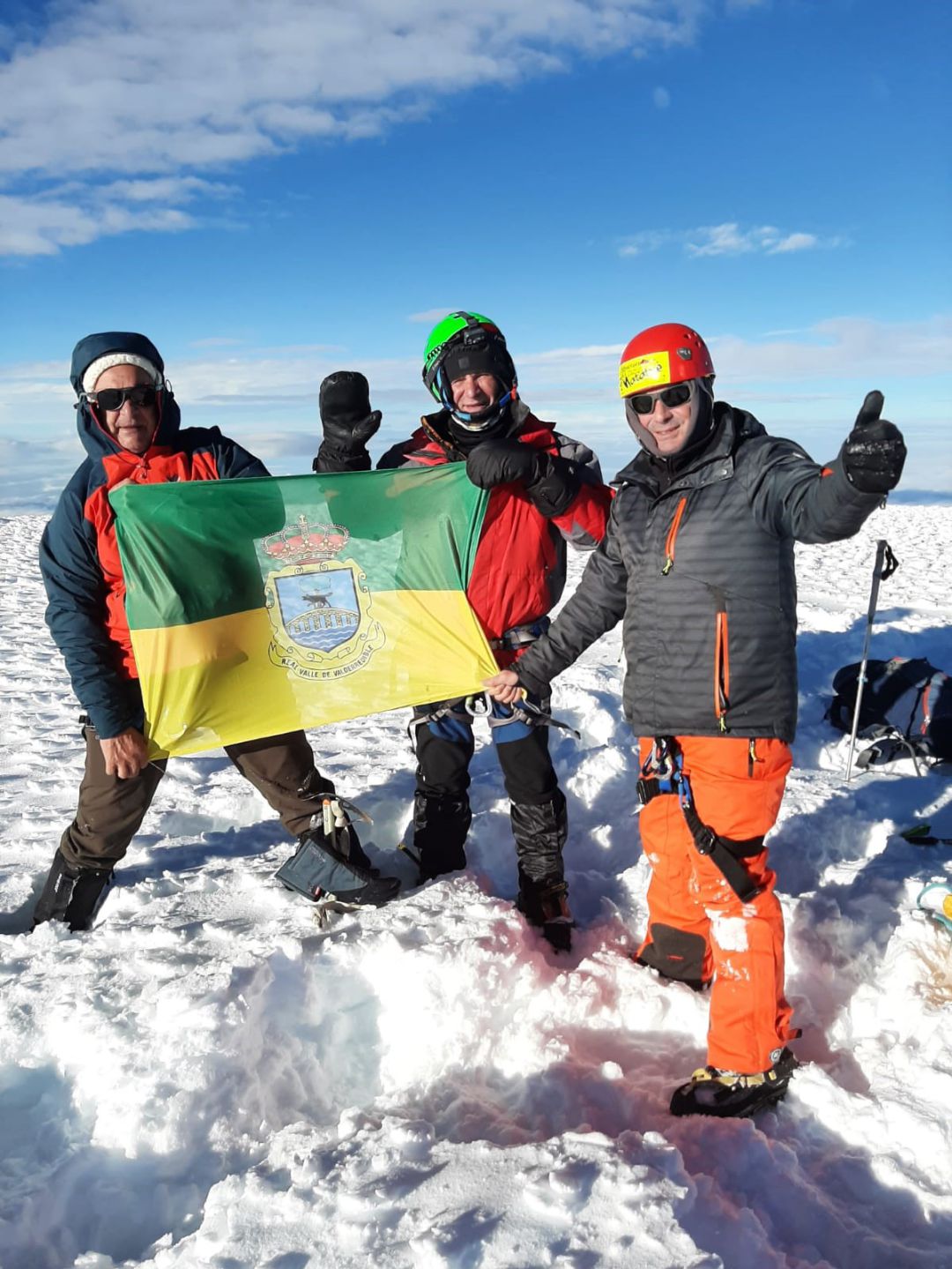 Roberto, Rafael y Joseba haciendo cumbre en el Chimborazo. Roberto, Rafael y Joseba haciendo cumbre en el Chimborazo.
