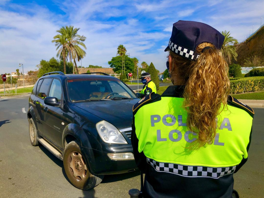 Control de la policía local en Alcalá Guadaíra, que estará confinada perimetralmente a partir de este miércoles y hasta el 10 de febrero. Control de la policía local en Alcalá Guadaíra, que estará confinada perimetralmente a partir de este miércoles y hasta el 10 de febrero.