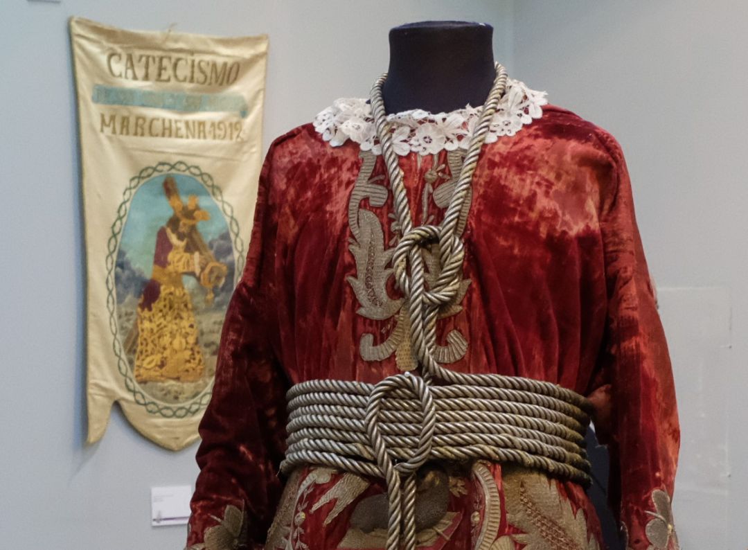 La túnica de Esparragosa de Jesús Nazareno de Marchena estuvo expuesta en febrero de 2020 en el Mercantil La túnica de Esparragosa de Jesús Nazareno de Marchena estuvo expuesta en febrero de 2020 en el Mercantil