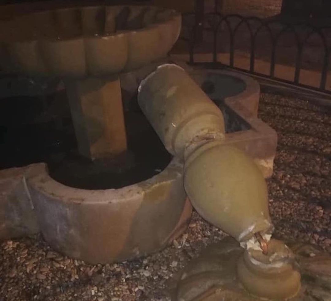La fuente situada junto a la iglesia de San Lorenzo sufre nuevos destrozos La fuente situada junto a la iglesia de San Lorenzo sufre nuevos destrozos