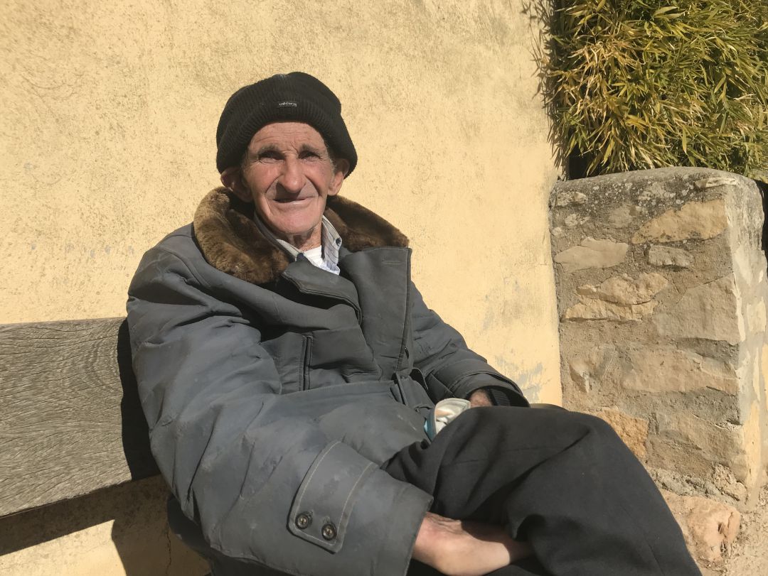 César Morillas, tomando el sol en su pueblo, Ribatajada (Cuenca). César Morillas, tomando el sol en su pueblo, Ribatajada (Cuenca).
