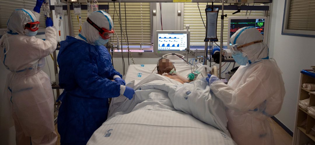 Varios sanitarios atienden el pasado mes de octubre a un paciente ingresado en la UCI del Hospital Universitario Severo Ochoa de Leganés. Varios sanitarios atienden el pasado mes de octubre a un paciente ingresado en la UCI del Hospital Universitario Severo Ochoa de Leganés.