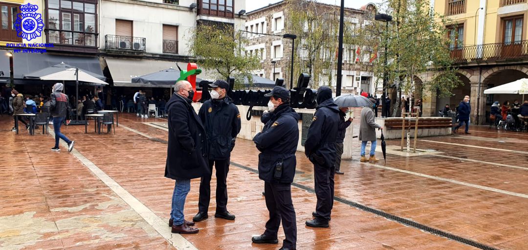 Agentes de la Policía Nacional patrullando por Torrelavega. Agentes de la Policía Nacional patrullando por Torrelavega.