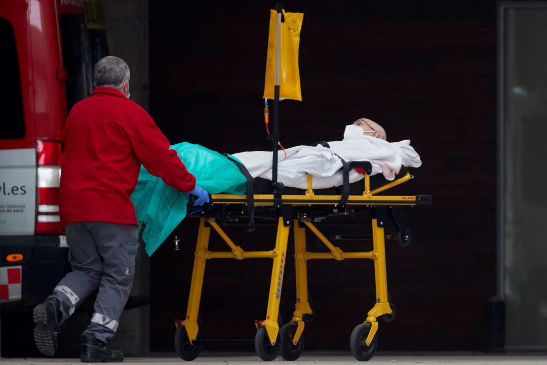 Un técnico de emergencias traslada a un paciente en la zona de urgencias del Hospital Universitario de Bellvitge este lunes Un técnico de emergencias traslada a un paciente en la zona de urgencias del Hospital Universitario de Bellvitge este lunes