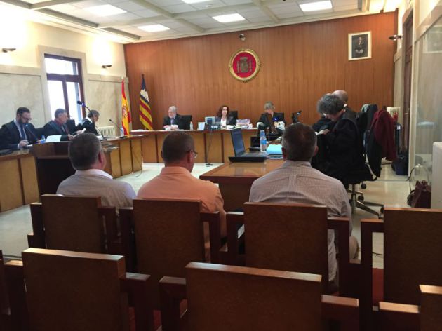Los acusados en el banquillo durante el juicio en la Audiencia Provincial Los acusados en el banquillo durante el juicio en la Audiencia Provincial