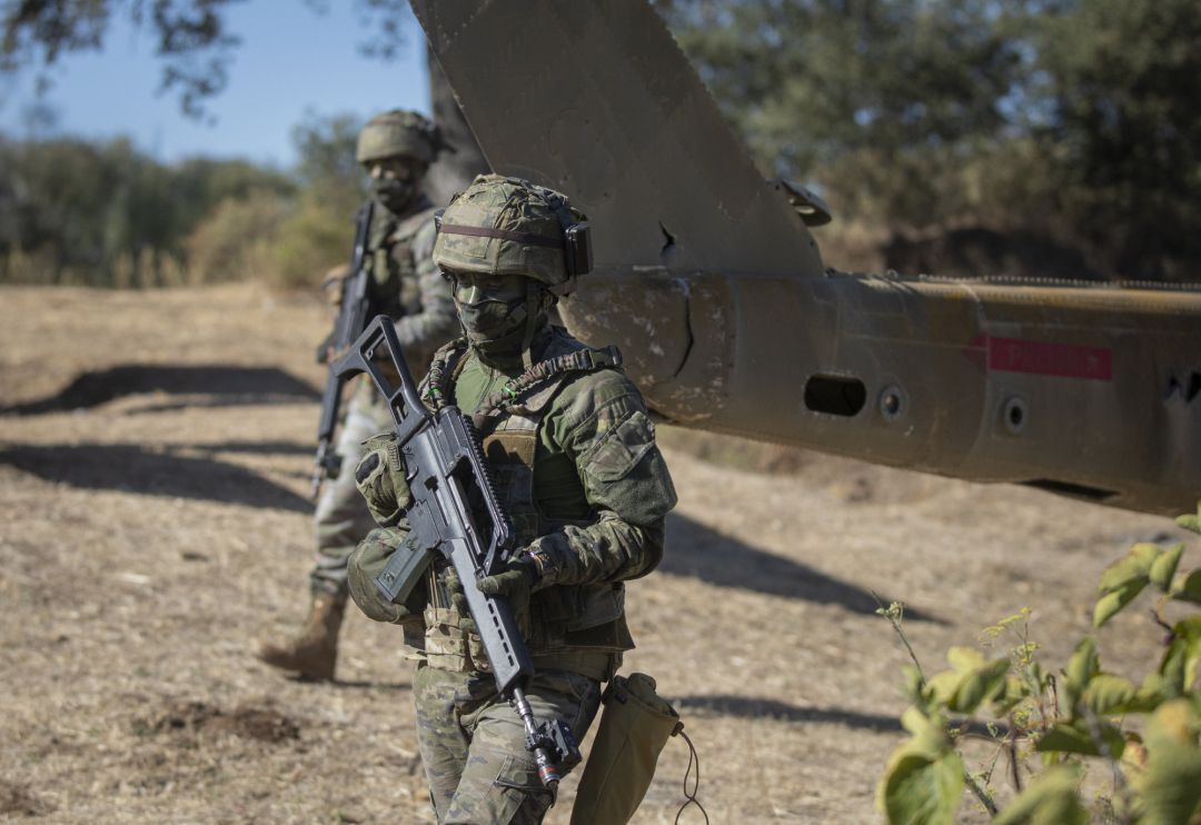 Militares españoles con el actual fusil de asalto del Ejército, el G36 Militares españoles con el actual fusil de asalto del Ejército, el G36