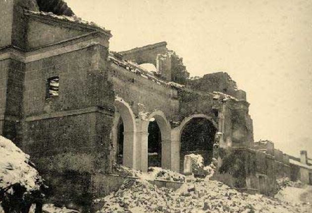 Ruinas de la Iglesia de Zafarraya, al lado de Arenas del Rey, tras el terremoto de 1884. Ruinas de la Iglesia de Zafarraya, al lado de Arenas del Rey, tras el terremoto de 1884.