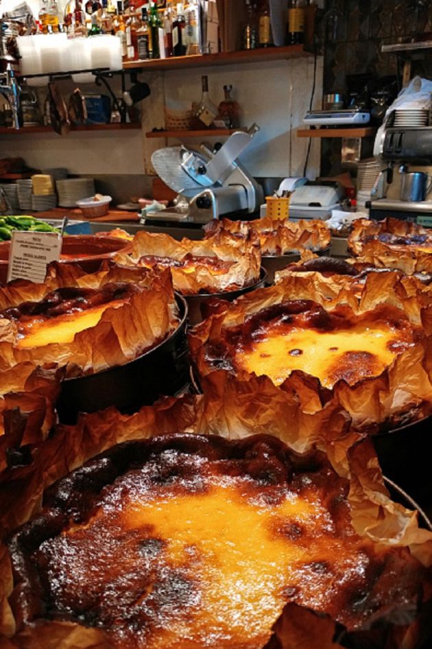 Al entrar en La Viña sorprende ver tantas tartas de queso juntas. Al entrar en La Viña sorprende ver tantas tartas de queso juntas.