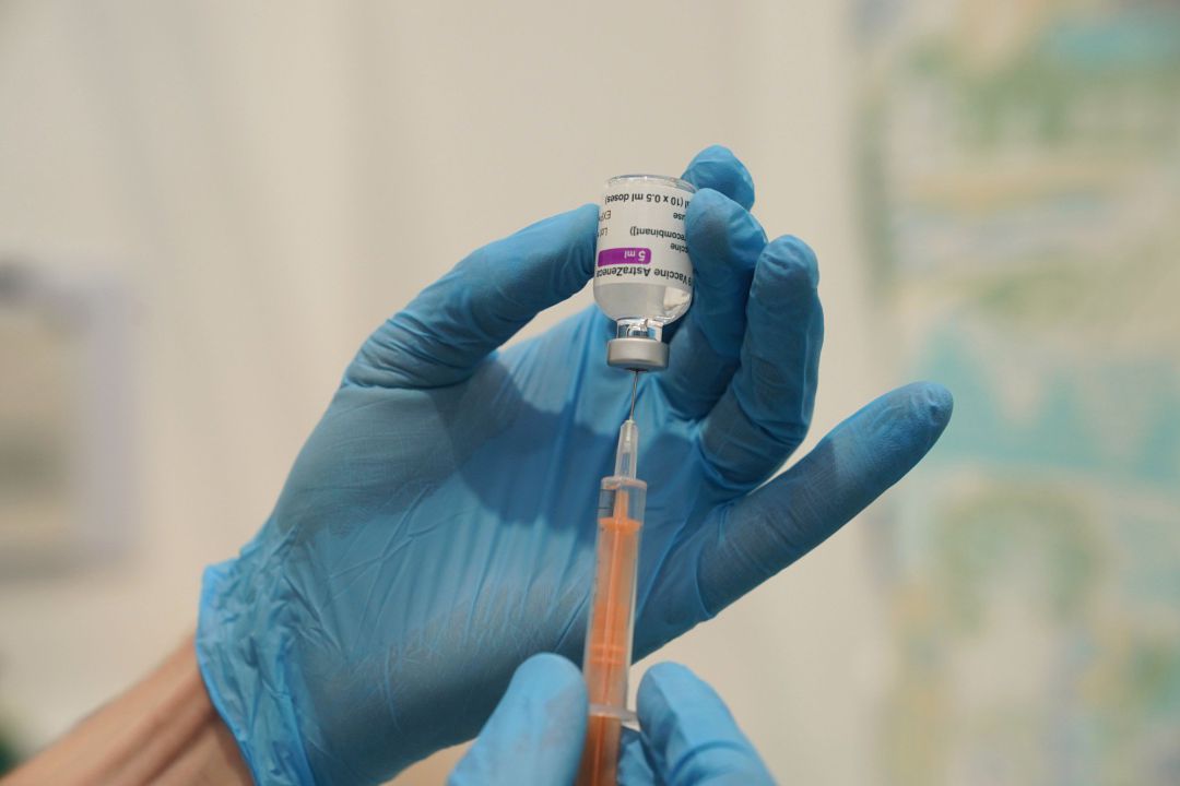 Una enfermera prepara una dosis de la vacuna de Astrazeneca Una enfermera prepara una dosis de la vacuna de Astrazeneca