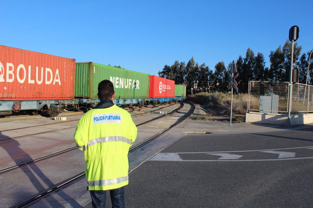 Un agente de la policía portuaria en el acceso al Puerto por San Gabriel. Un agente de la policía portuaria en el acceso al Puerto por San Gabriel.