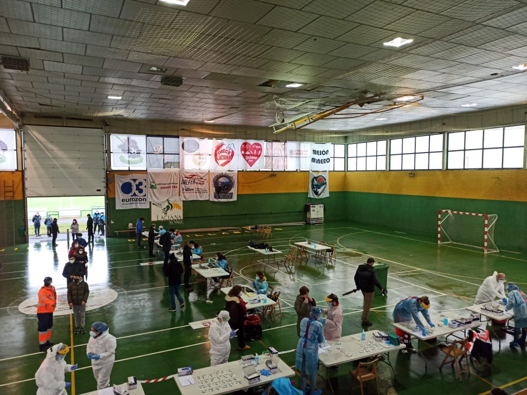 Los vecinos han empezado a llegar al pabellón Los vecinos han empezado a llegar al pabellón