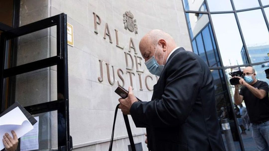 Miguel Concepción, frente al Palacio de Justicia. Miguel Concepción, frente al Palacio de Justicia.