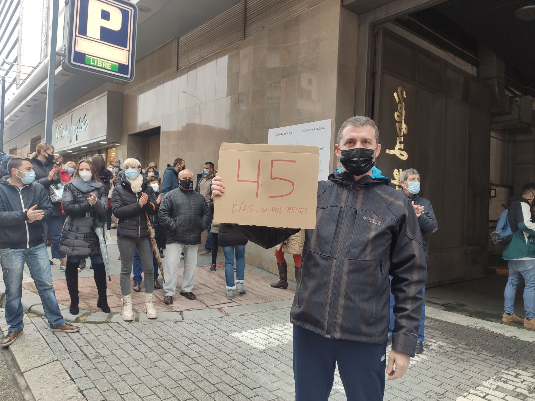 Manifestante pide indemnización de 45 días por año para los trabajadores de El Corte Inglés. Manifestante pide indemnización de 45 días por año para los trabajadores de El Corte Inglés.