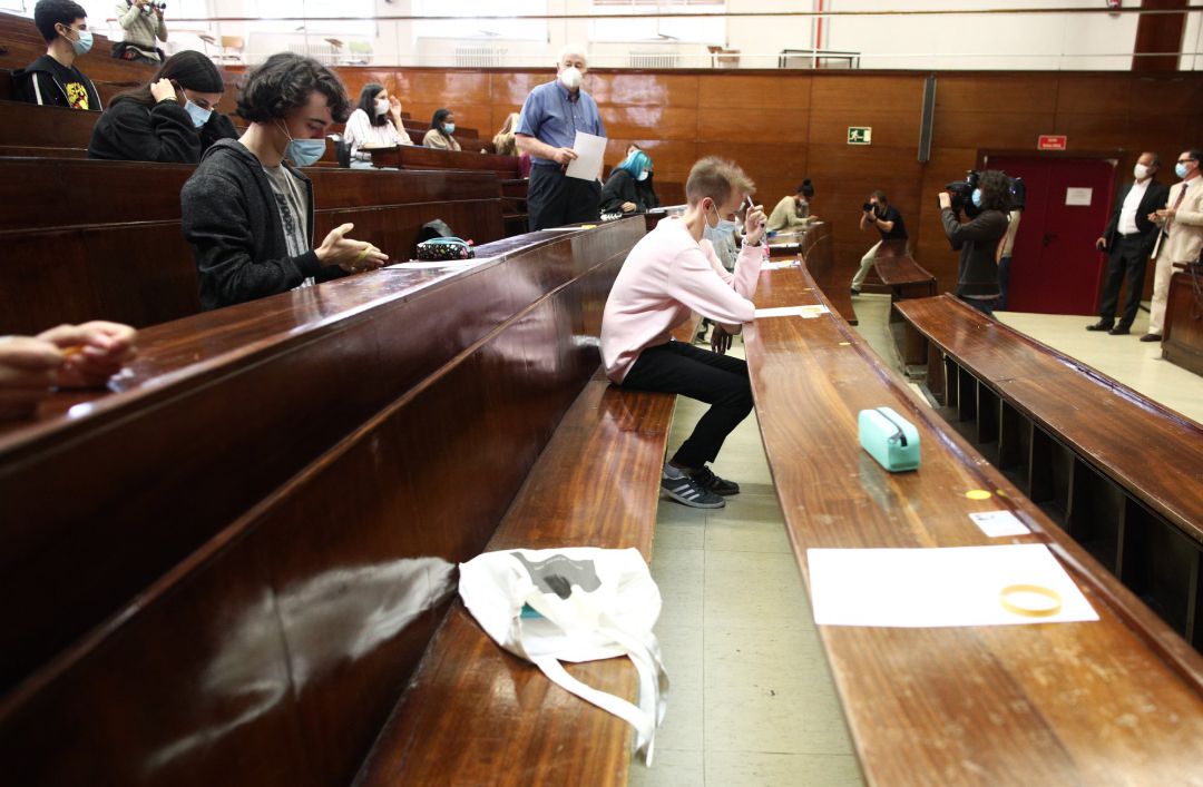 Varios alumnos durante la realización de los exámenes Varios alumnos durante la realización de los exámenes