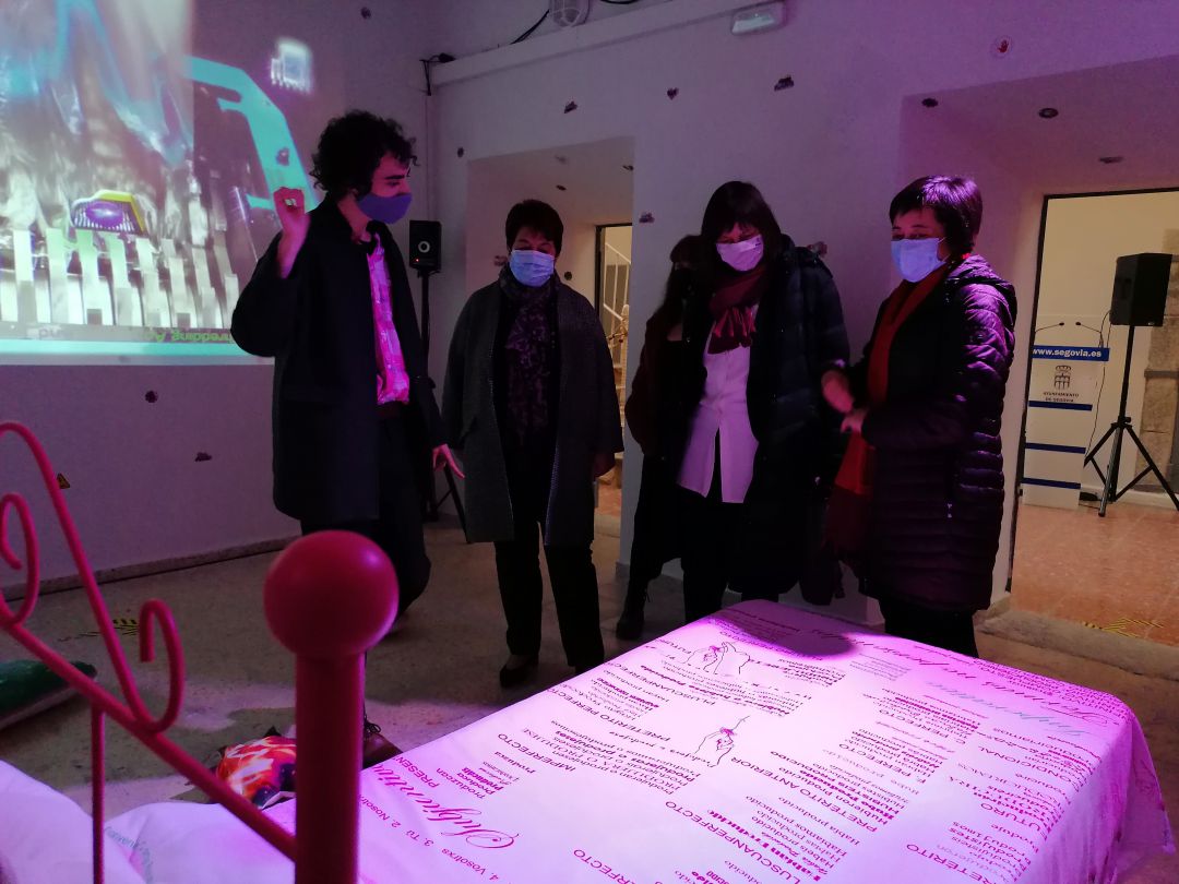 Clara Luquero, alcaldesa, y Gina Aguiar, concejala de Cultura, visinando una de las muestras de La Cárcel Clara Luquero, alcaldesa, y Gina Aguiar, concejala de Cultura, visinando una de las muestras de La Cárcel