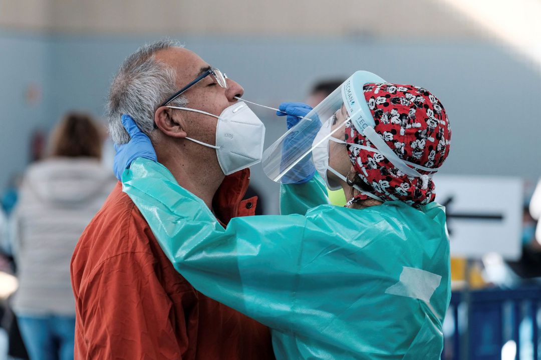 Personal sanitario realiza a la población un cribado masivo. Personal sanitario realiza a la población un cribado masivo.
