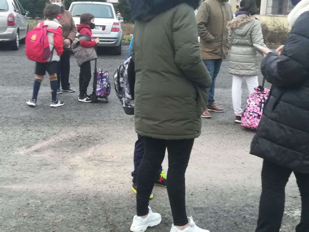 Familias esperando con sus hijos e hijas poder entrar al centro educativo, tras la reparación de la acometida Familias esperando con sus hijos e hijas poder entrar al centro educativo, tras la reparación de la acometida