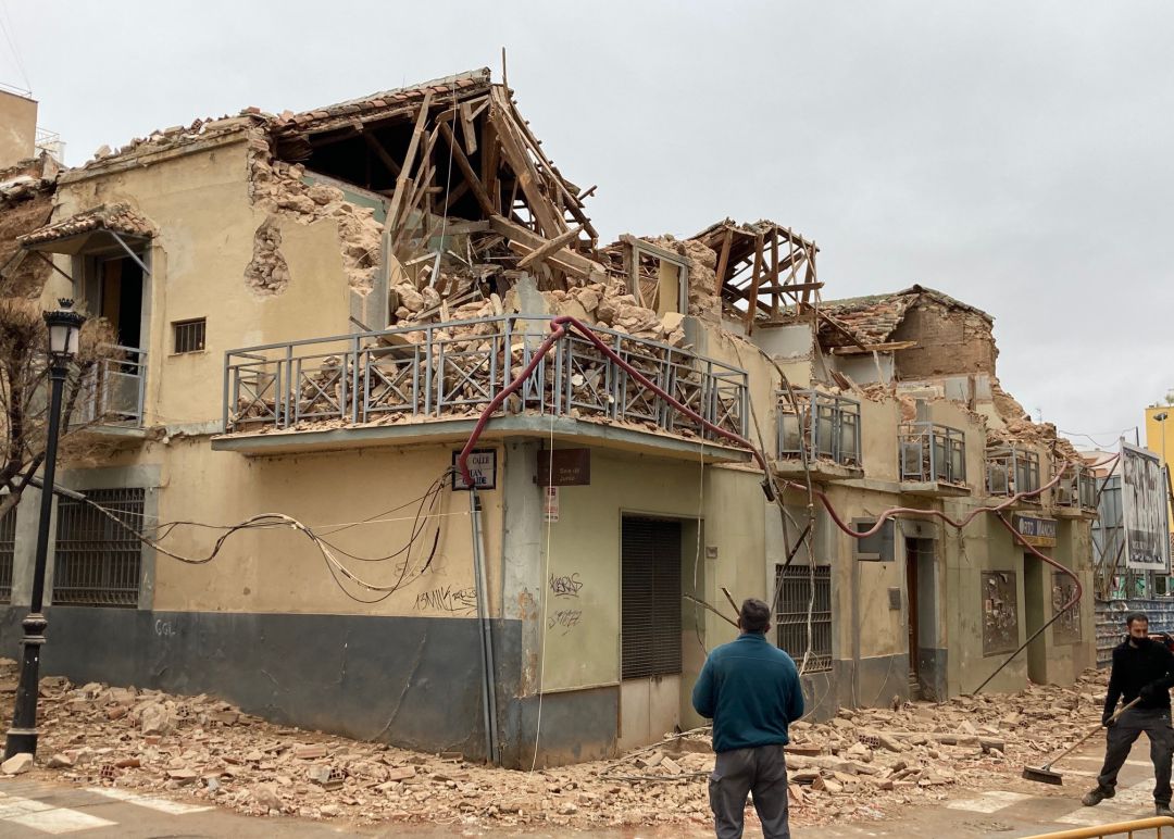 Imagen de la demolición de este edificio, junto a una de las arterías principales de la ciudad del vino Imagen de la demolición de este edificio, junto a una de las arterías principales de la ciudad del vino