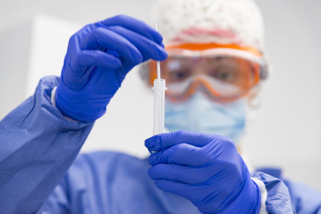 Personal sanitario con una muestra de prueba PCR en la mano. Personal sanitario con una muestra de prueba PCR en la mano.