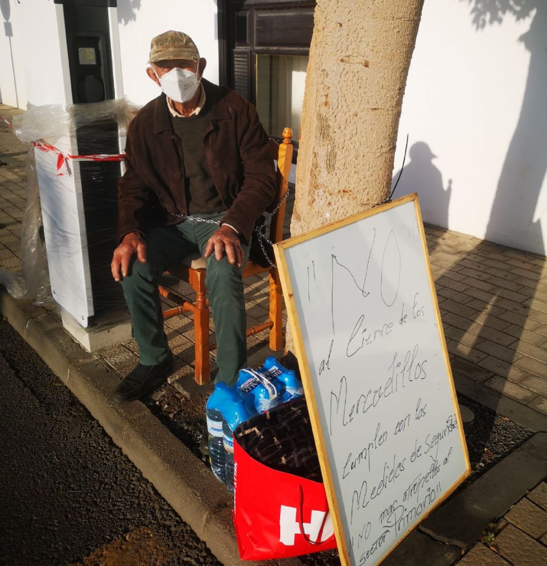 Manuel Peláez, encadenado y en huelga de hambre en la puerta del Ayuntamiento de Arrecife, en Lanzarote. Manuel Peláez, encadenado y en huelga de hambre en la puerta del Ayuntamiento de Arrecife, en Lanzarote.
