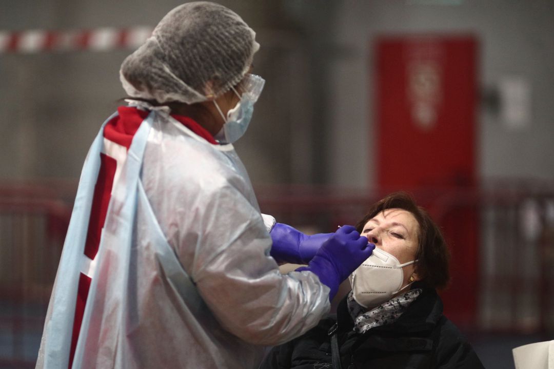 Un sanitario realiza test de antígenos de detección del Covid en Madrid. Un sanitario realiza test de antígenos de detección del Covid en Madrid.