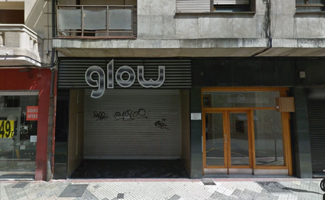 La Sala Glow, junto al portal N.º39 que Óscar administra, en la calle Florida La Sala Glow, junto al portal N.º39 que Óscar administra, en la calle Florida