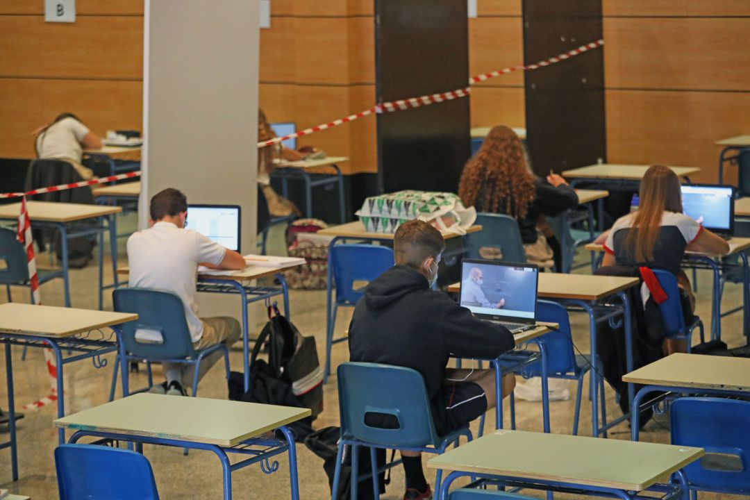 Alumnos atienden desde su ordenador clases virtuales impartidas en el Colegio Ábaco, en Madrid Alumnos atienden desde su ordenador clases virtuales impartidas en el Colegio Ábaco, en Madrid