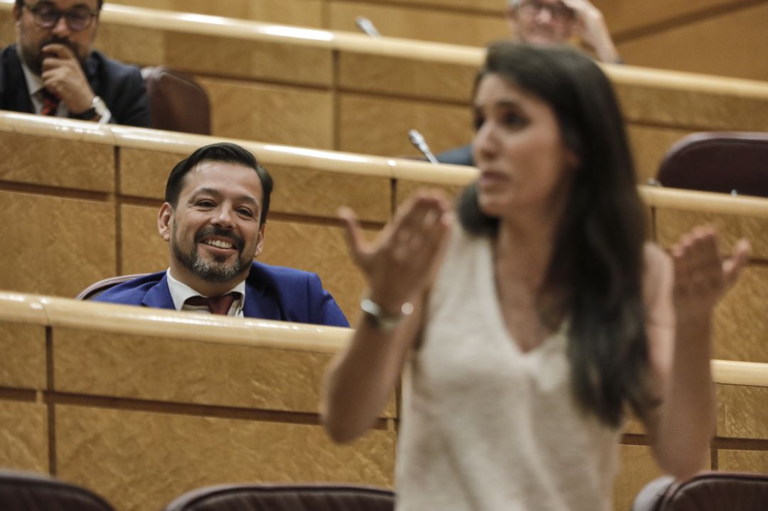 David Erguido, al fondo, en el Senado. David Erguido, al fondo, en el Senado.