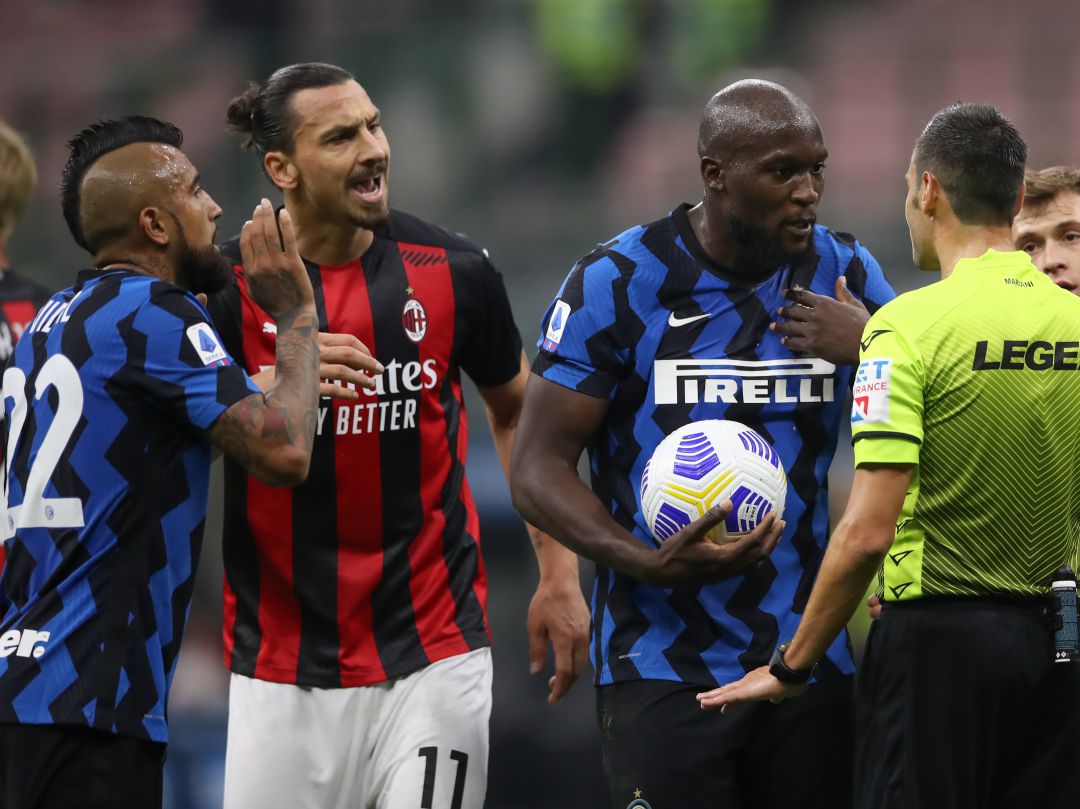 Vidal, Ibra y Lukaku discuten con el colegiado. Vidal, Ibra y Lukaku discuten con el colegiado.