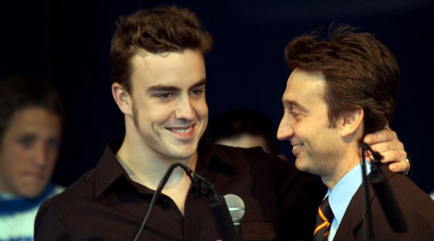 Fernando Alonso y Adrián Campos, durante un acto oficial Fernando Alonso y Adrián Campos, durante un acto oficial