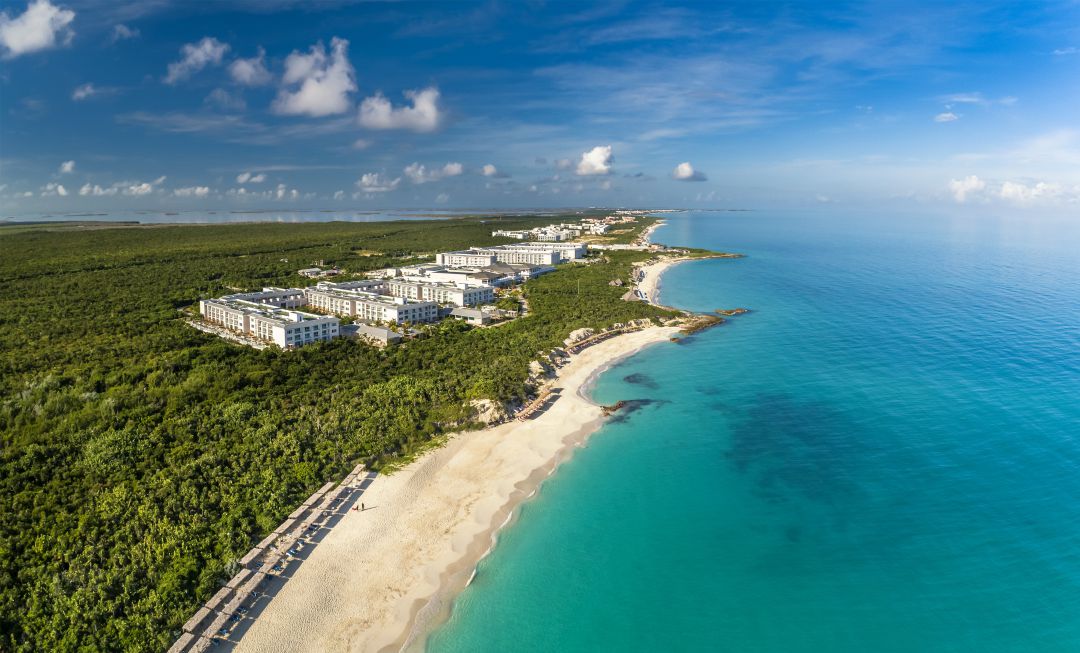 Vista aérea del hotel Paradisus Los Cayos, propiedad del grupo Meliá en Cuba. Vista aérea del hotel Paradisus Los Cayos, propiedad del grupo Meliá en Cuba.