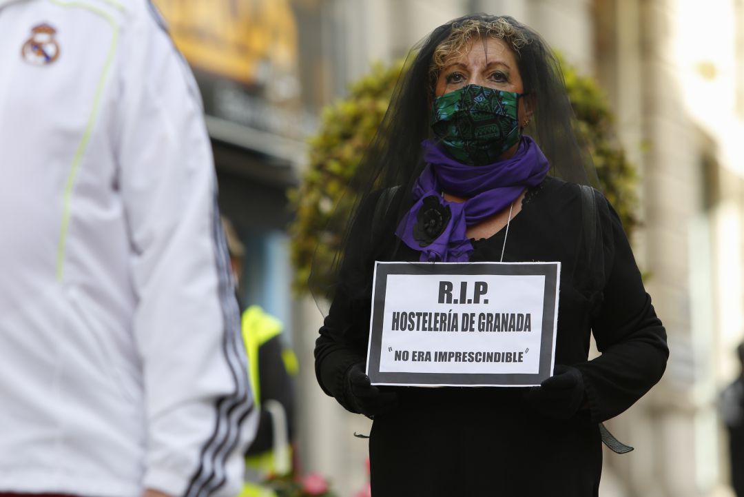Una mujer, vestida como si fuese a un funeral, en una protesta del sector hostelero celebrada en Granada el pasado 12 de noviembre. Una mujer, vestida como si fuese a un funeral, en una protesta del sector hostelero celebrada en Granada el pasado 12 de noviembre.