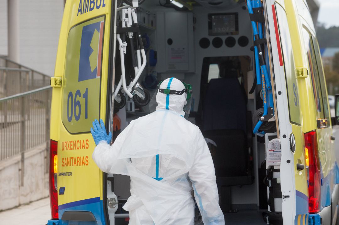 Un trabajador sanitario totalmente protegido cierra la puerta de una ambulancia tras recoger a un anciano de la residencia de ancianos de San Cibrao, en Galicia Un trabajador sanitario totalmente protegido cierra la puerta de una ambulancia tras recoger a un anciano de la residencia de ancianos de San Cibrao, en Galicia