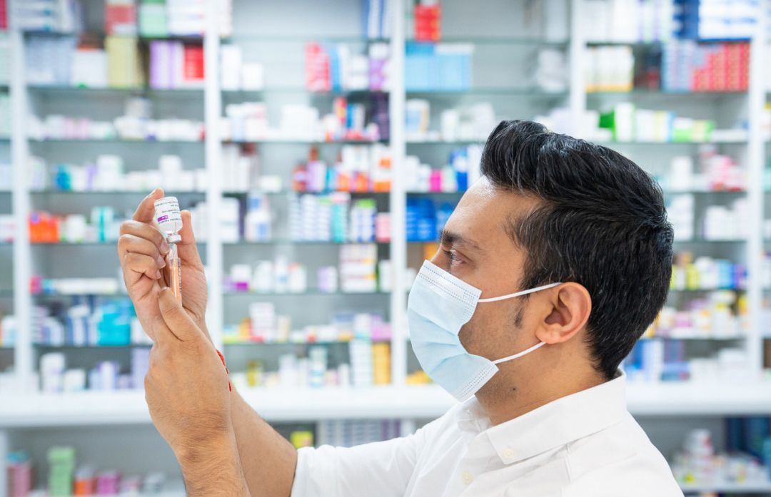 Imagen de archivo de un farmacéutico británico con una dosis de la vacuna de AstraZeneca Imagen de archivo de un farmacéutico británico con una dosis de la vacuna de AstraZeneca