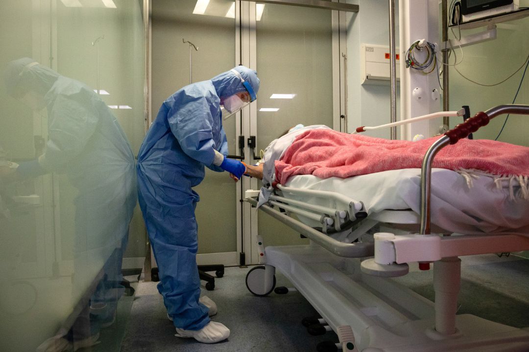 Atención a paciente en una planta Covid-19 de hospital
Atención a paciente en una planta Covid-19 de hospital