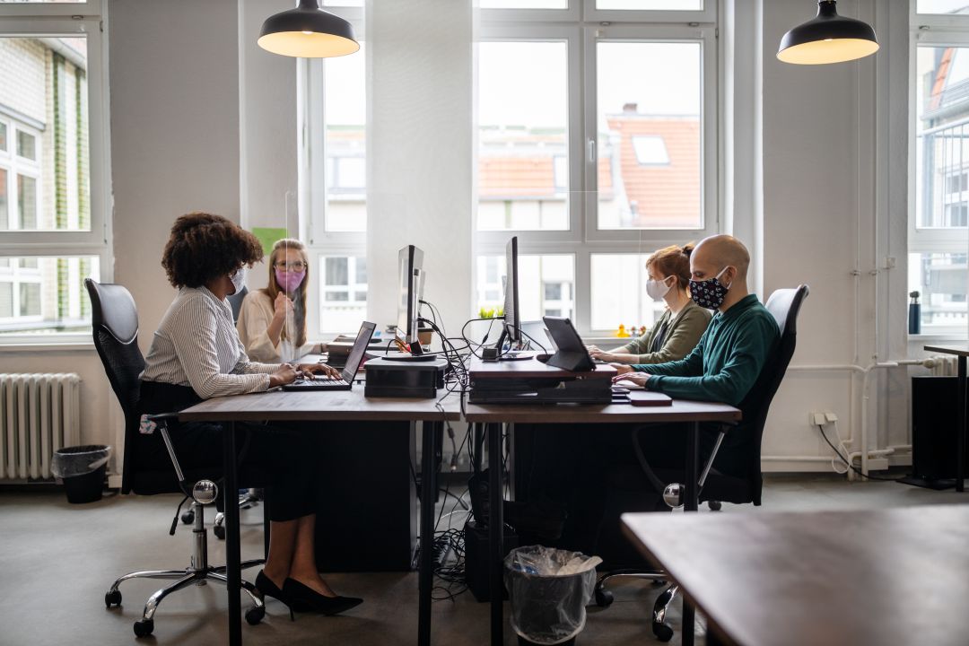 Empleados en una oficina trabajando con ordenadores Empleados en una oficina trabajando con ordenadores