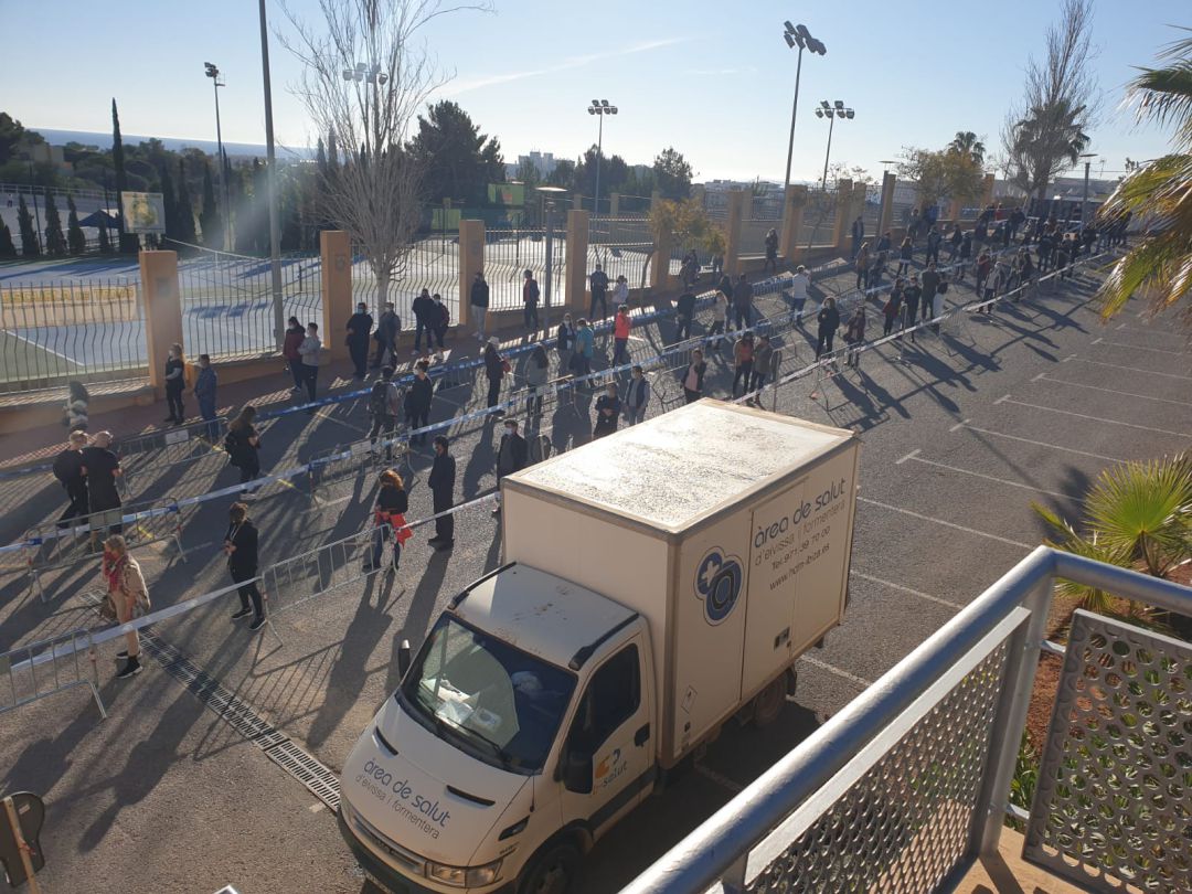 Colas para hacerse las pruebas en Santa Eulària Colas para hacerse las pruebas en Santa Eulària