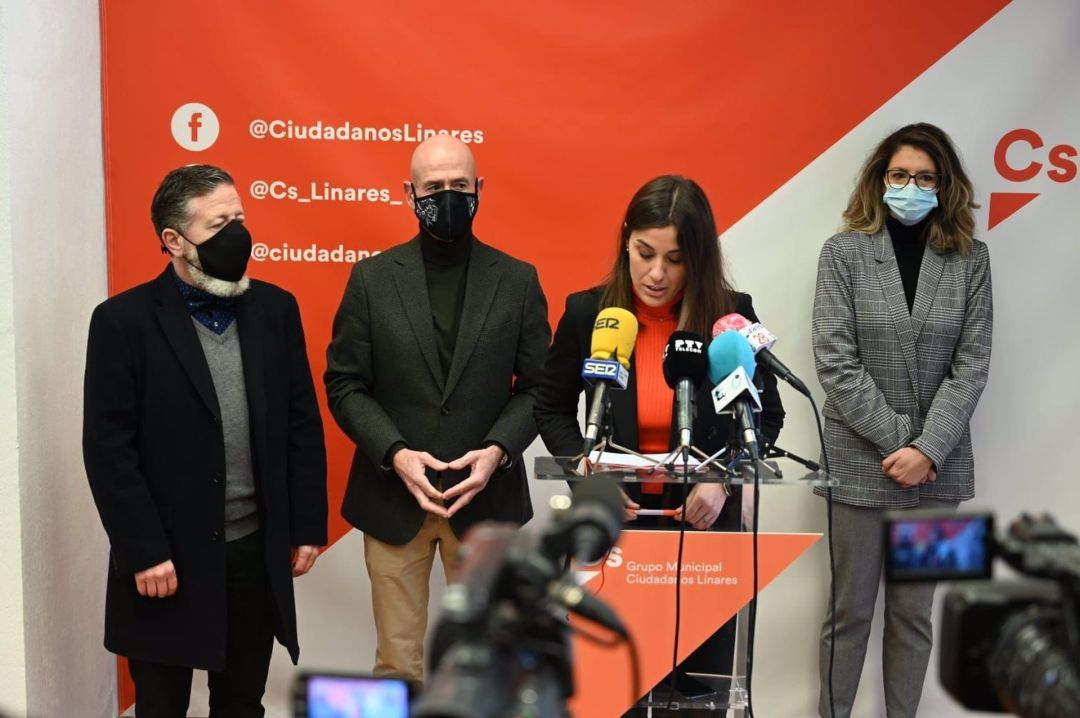 Noelia Justicia, portavoz municipal de Ciudadanos en Linares, junto a concejales de la formación naranja. Noelia Justicia, portavoz municipal de Ciudadanos en Linares, junto a concejales de la formación naranja.