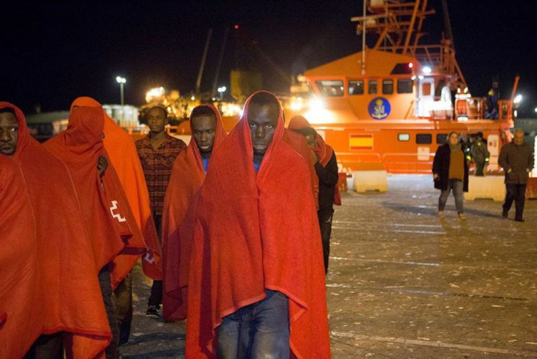 Salvamento Marítimo trasladan al puerto de Motril a los inmigrantes rescatados en la costa granadina Salvamento Marítimo trasladan al puerto de Motril a los inmigrantes rescatados en la costa granadina