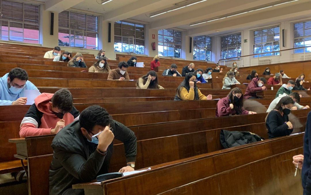 Alumnos en la Universidad Alumnos en la Universidad