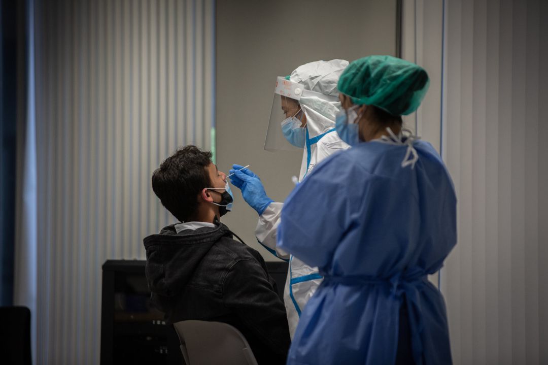 Un hombre recibe una prueba PCR en una imagen de archivo. Un hombre recibe una prueba PCR en una imagen de archivo.