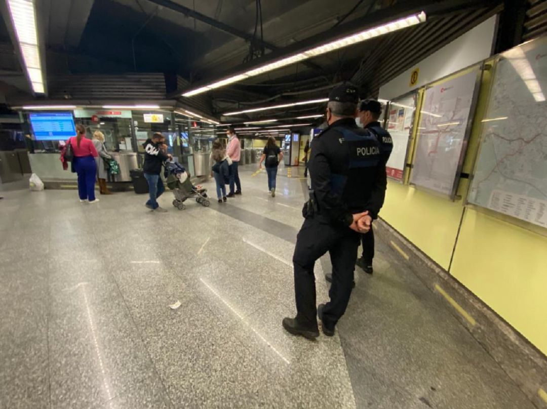Policía en la estación de Colón de Metrovalencia Policía en la estación de Colón de Metrovalencia