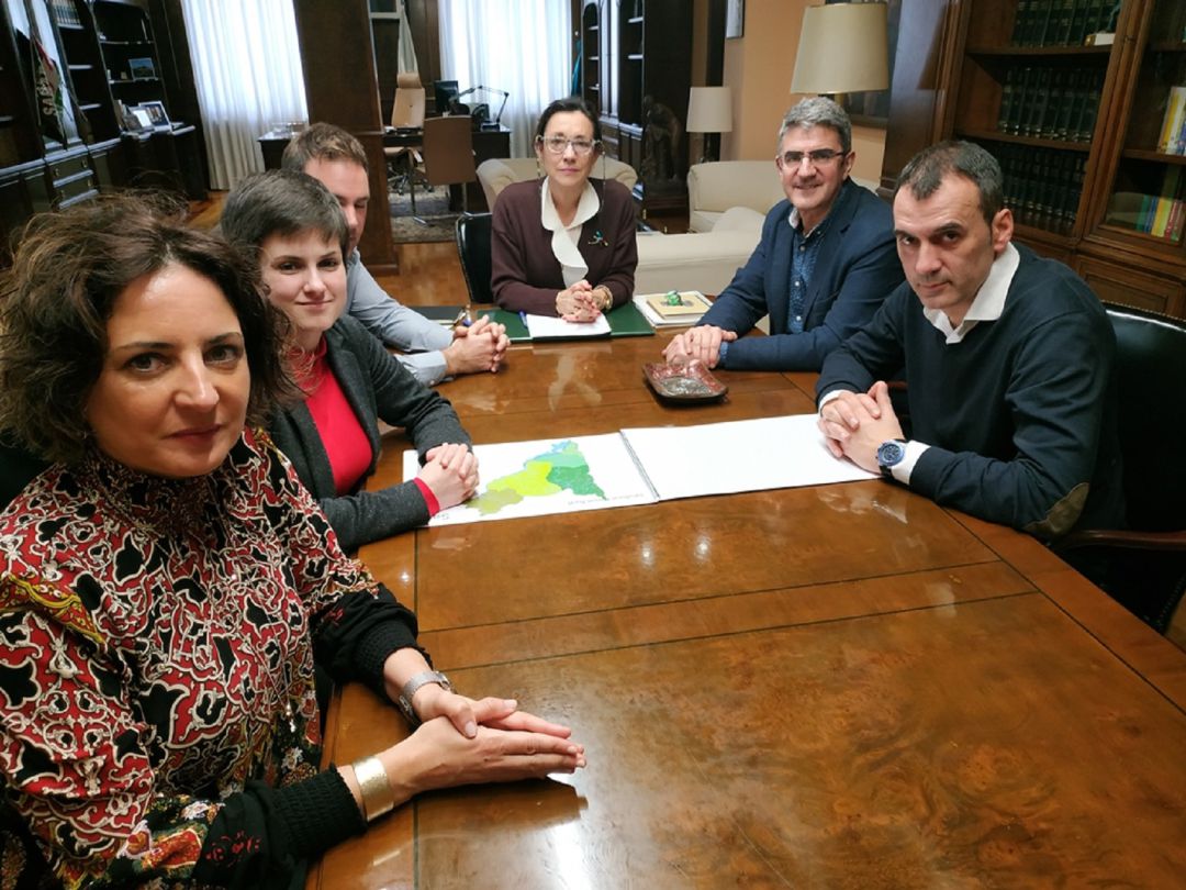 Las alcaldesas de Tomiño y O Rosal (izquierda) y los regidores de A Guarda y Tui (derecha) junto a la subdelegada del Gobierno (centro) en una reunión. Las alcaldesas de Tomiño y O Rosal (izquierda) y los regidores de A Guarda y Tui (derecha) junto a la subdelegada del Gobierno (centro) en una reunión.