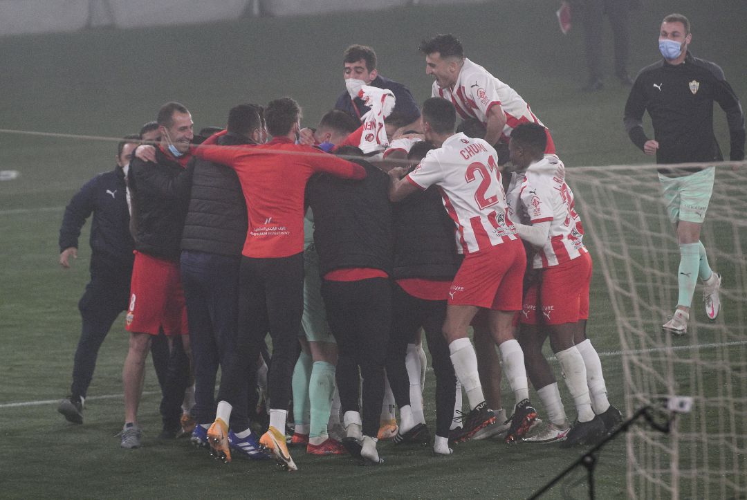 Celebración rojiblanca después de derrotar a Osasuna. Celebración rojiblanca después de derrotar a Osasuna.