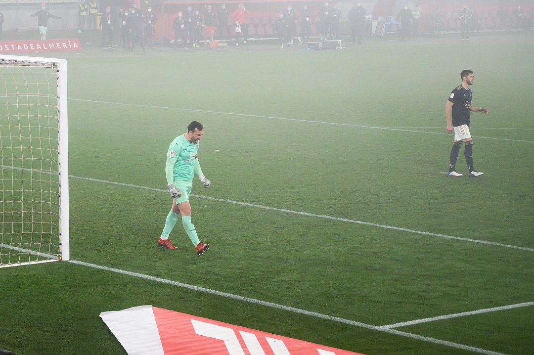 El meta Fernando tras pararle el penalti a David García. El meta Fernando tras pararle el penalti a David García.