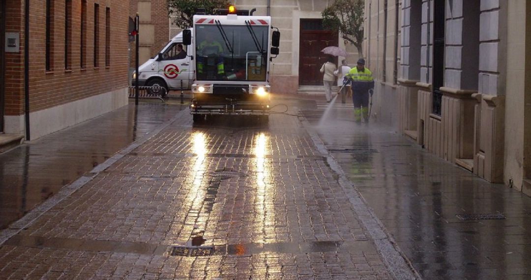 Camión de SACYR realizando trabajos de limpieza en Alcalá de Henares. Camión de SACYR realizando trabajos de limpieza en Alcalá de Henares.