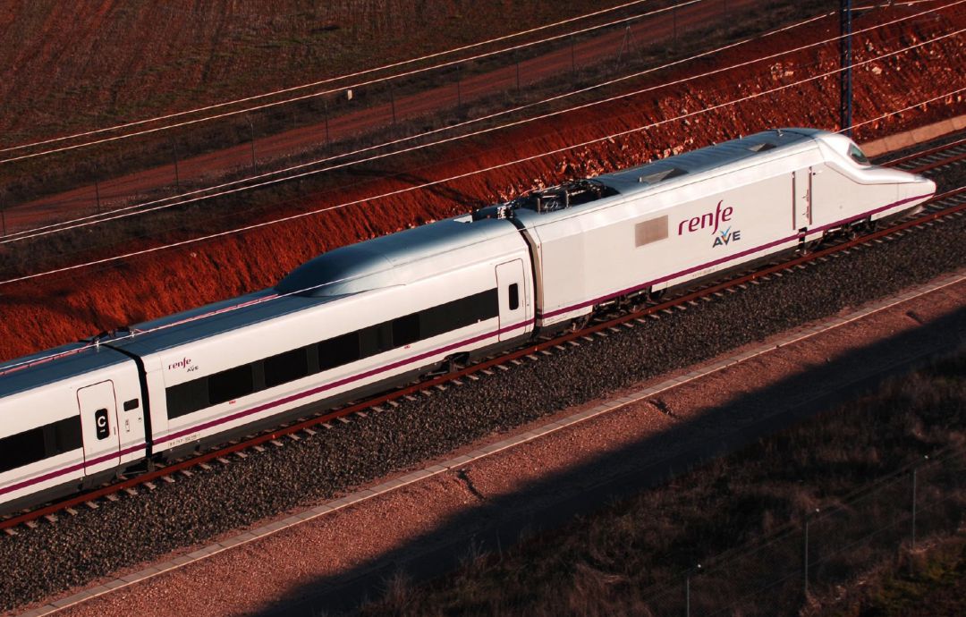 Imagen de archivo de un tren AVE circulando en la provincia de Granada. Imagen de archivo de un tren AVE circulando en la provincia de Granada.