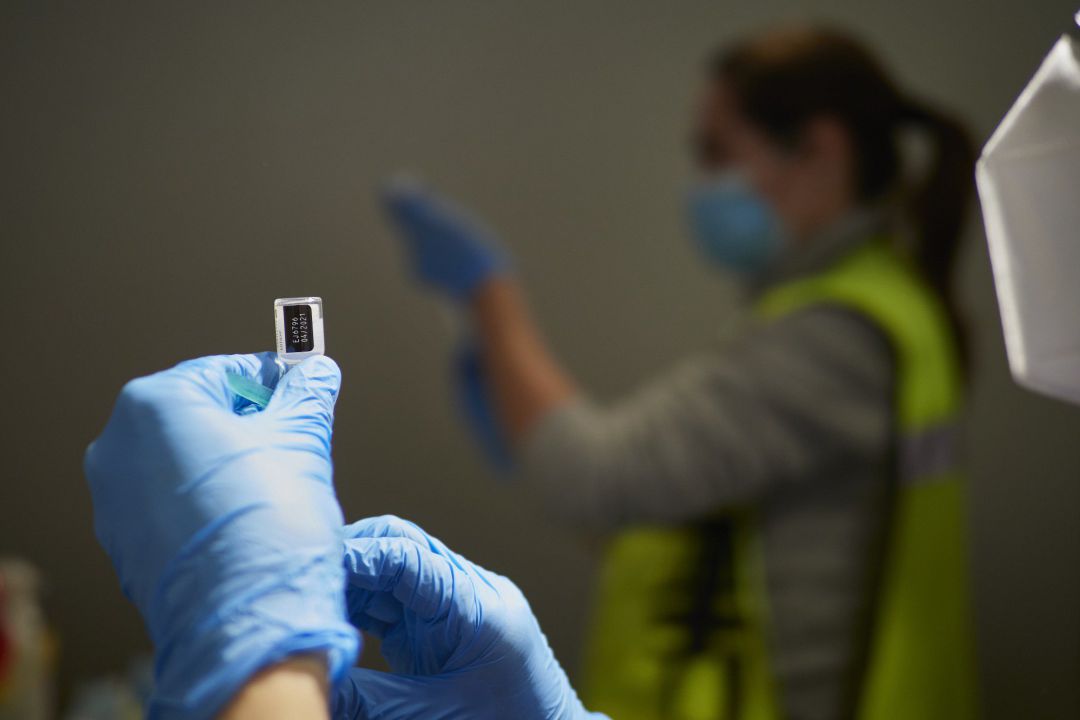 Dos trabajadoras sanitarias, en un dispositivo para administrar la vacuna contra la COVID-19 a profesionales sociosanitarios Dos trabajadoras sanitarias, en un dispositivo para administrar la vacuna contra la COVID-19 a profesionales sociosanitarios