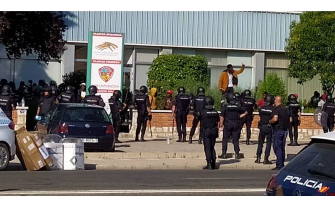 Imagen de la Policía Nacional acordonando la entrada al IFAB el pasado verano Imagen de la Policía Nacional acordonando la entrada al IFAB el pasado verano